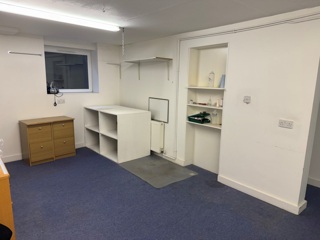 Lot: 77 - GROUND FLOOR COMMERCIAL UNIT AND LOWER FLOOR WORKSHOP PREVIOUSLY IN USE AS A RESIDENTIAL FLAT - One of the Lower Level Workrooms